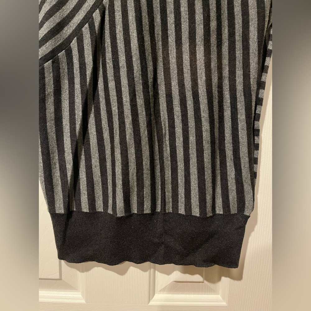 Banana Republic XS sweater vest in black and grey stripe - Picture 3 of 7